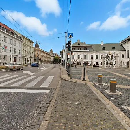 Prezidentsky V Srdci Bratislavy *